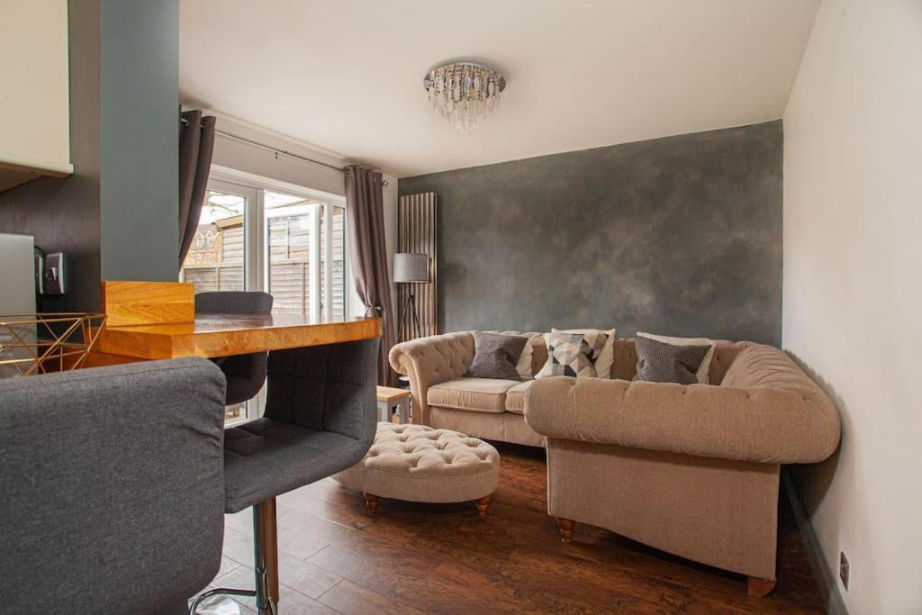 Three Bedroom House, Driveway, Bracknell Centre Exterior foto