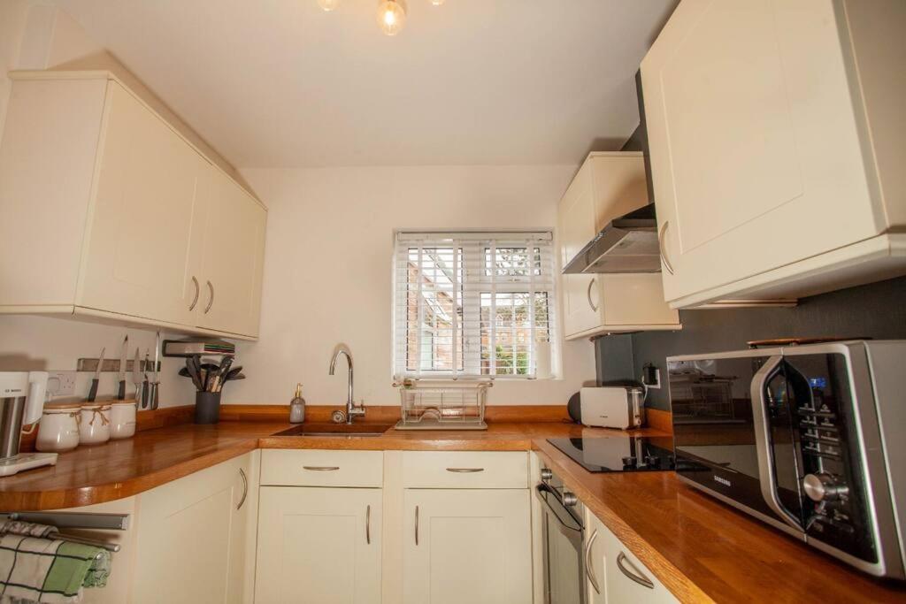 Three Bedroom House, Driveway, Bracknell Centre Exterior foto