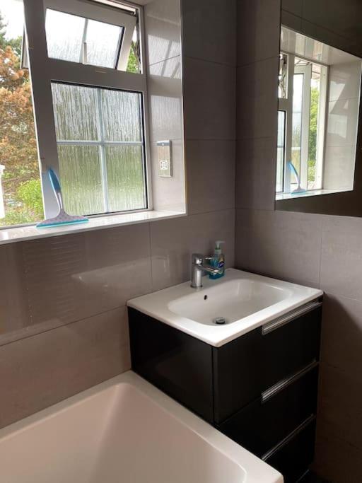 Three Bedroom House, Driveway, Bracknell Centre Exterior foto