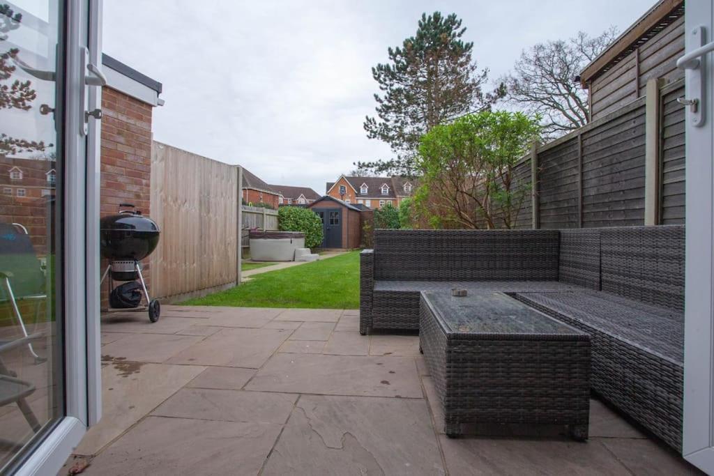 Three Bedroom House, Driveway, Bracknell Centre Exterior foto